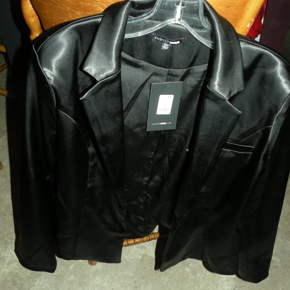 NWT FASHIONNOVA BLACK SATIN SHORT BLAZER JACKET SIZE XL